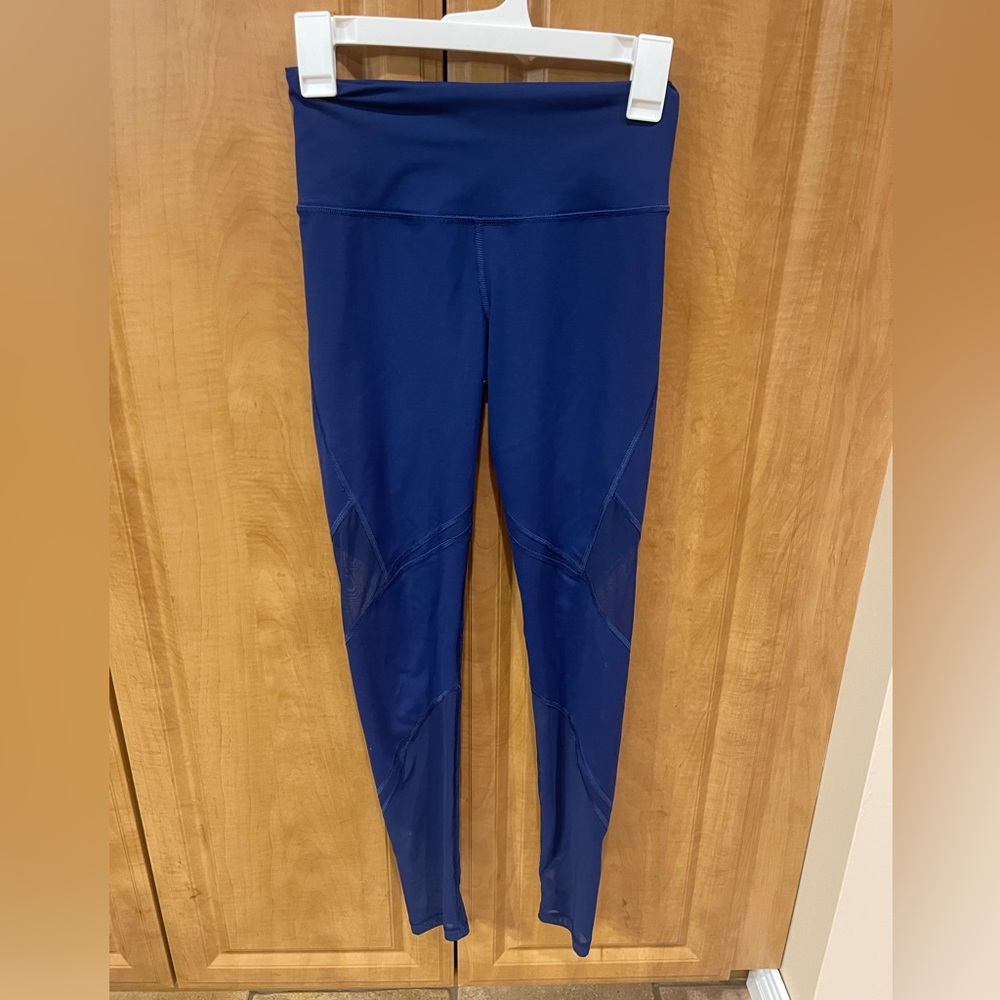 13. LIKE NEW Victoria’s Secret Sport leggings